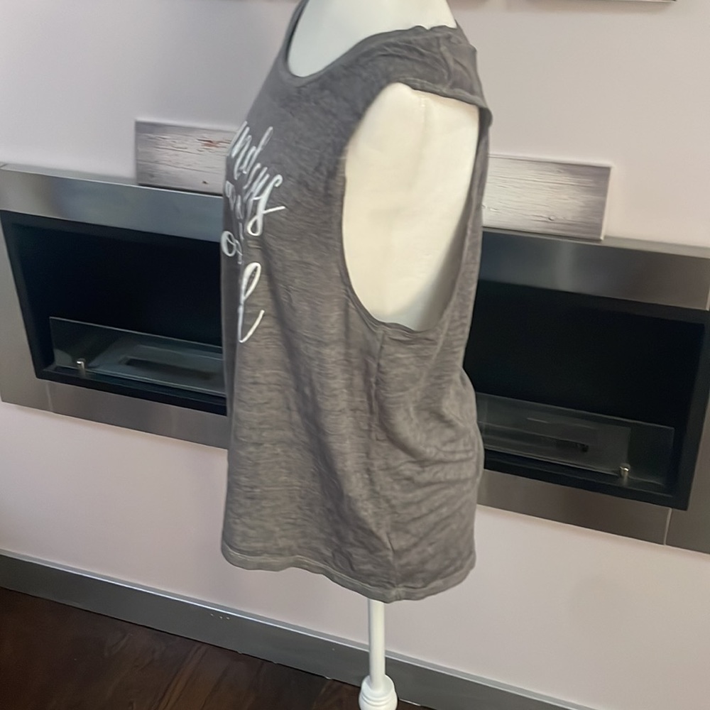 ♡ muscle tank - Picture 3 of 5